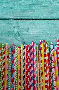 Turkuaz ahşap arka plan üzerinde renkli kağıt payet