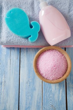 aromatik banyo inci banyo köpüğü ve temiz havlu 