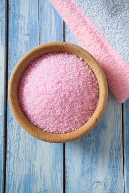 aromatik banyo inci banyo köpüğü ve temiz havlu 