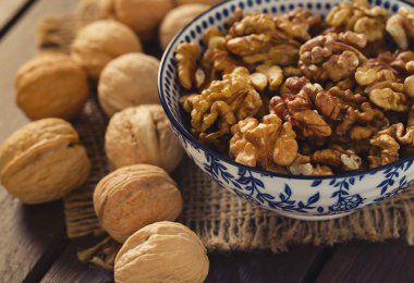 Tahta yüzeyde cevizler