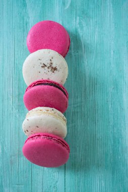ahududu ve vanilya macaroons turkuaz ahşap yüzey üzerinde