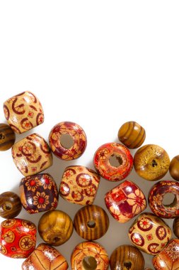 Beyaz arka plan üzerinde izole renkli ahşap boncuk