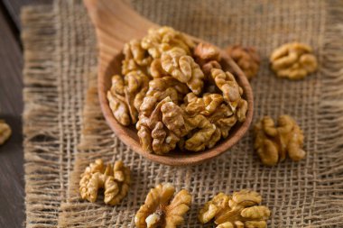 Tahta yüzeyde cevizler