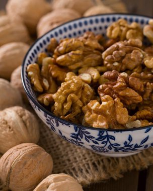 Tahta yüzeyde cevizler