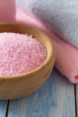 aromatik banyo inci banyo köpüğü ve temiz havlu 