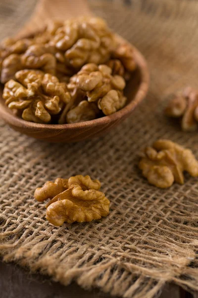 Tahta yüzeyde cevizler