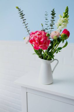 Mavi duvarda güzel bir çiçek buketi