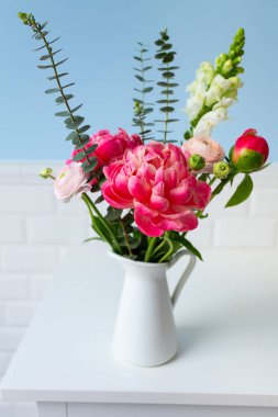 Mavi duvarda güzel bir çiçek buketi