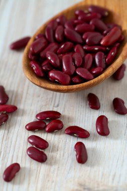 Tahta kaşıkta kırmızı fasulye.