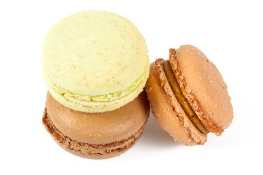 Beyaz üzerine izole edilmiş vanilyalı ve karamel badem kurabiyeleri.