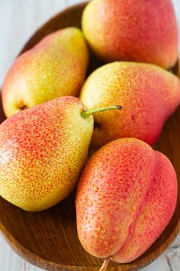 Tahta yüzeyde güzel olgun armutlar