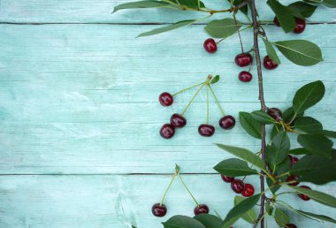 Tahta yüzeyde kiraz