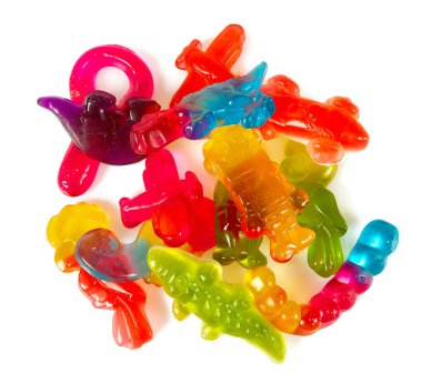 Beyaz arkaplanda izole edilmiş renkli şeker çeşitleri