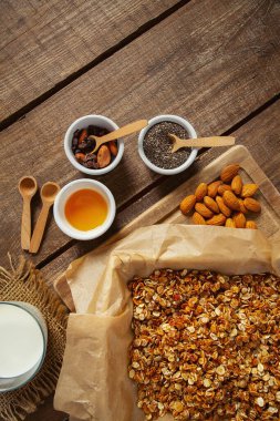 Tahta yüzey yüzeyinde ev yapımı granola.