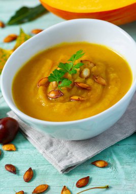 Tahta yüzeyde kabak çorbası