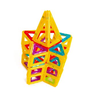 Manyetik yapıcı oyuncak beyaz üzerine izole