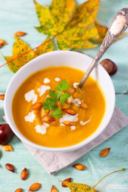 Tahta yüzeyde kabak çorbası