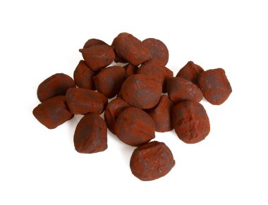 Çikolatalı yer mantarı şekerleri beyaz üzerine izole edilmiş.