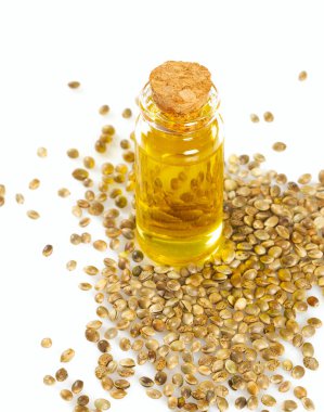 Beyaz arkaplanda kenevir tohumu yağı