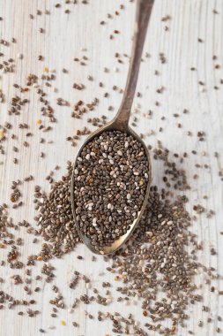 Ahşap yüzeyde chia tohumları