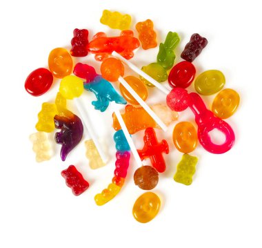 Beyaz arkaplanda izole edilmiş renkli şeker çeşitleri