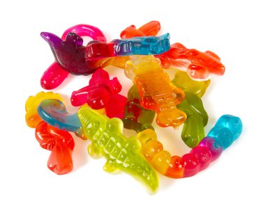 Beyaz arkaplanda izole edilmiş renkli şeker çeşitleri