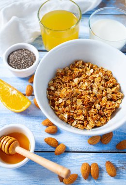 Tahta yüzey yüzeyinde ev yapımı granola.