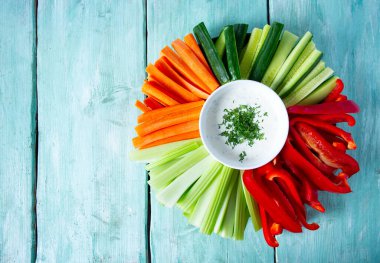 Taze sebze ve yoğurt sosu.