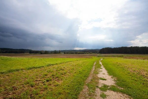 Piękny Dziki Krajobraz Chwilę Przed Burzą — Zdjęcie stockowe