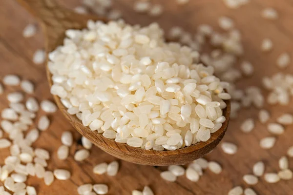 Kulatá Rýže Dřevěném Povrchu — Stock fotografie