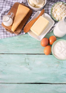 Turkuaz ahşap yüzeyde süt ürünleri