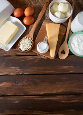 Süt ürünleri ahşap yüzeyde