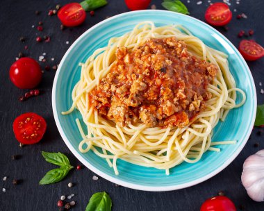 Siyah arka planda spagetti bolonezi