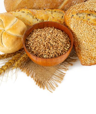 Beyaz tenceredeki taze ekmek ve tahıllar.