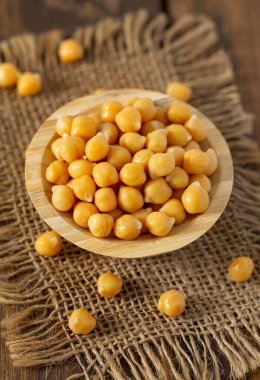 Mavi ahşap yüzeyde nohutlar