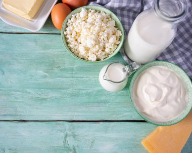 Süt ürünleri ahşap yüzeyde