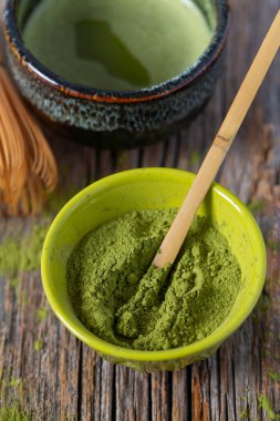 Koyu ahşap yüzeyde kibrit çay tozu