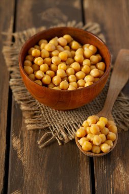 Mavi ahşap yüzeyde nohutlar