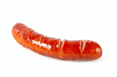 Izgara sosisler beyaz arka planda izole edilmiş.