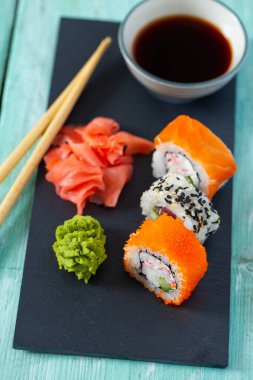 Suşi ruloları turkuaz yüzeye ayarlandı