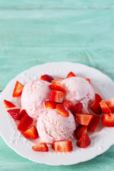 绿松石表面的草莓冰淇淋 — 图库照片