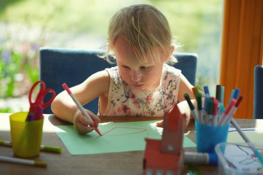 Güzel kız evde el işi yapıyor.