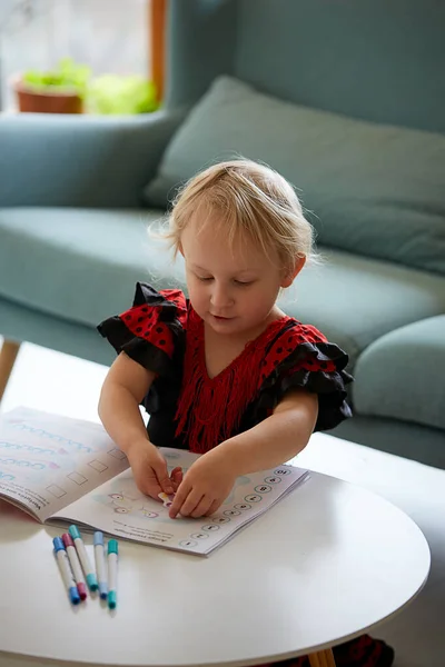 Cute Girl Uczy Się Liczyć Książki Edukacyjnej — Zdjęcie stockowe