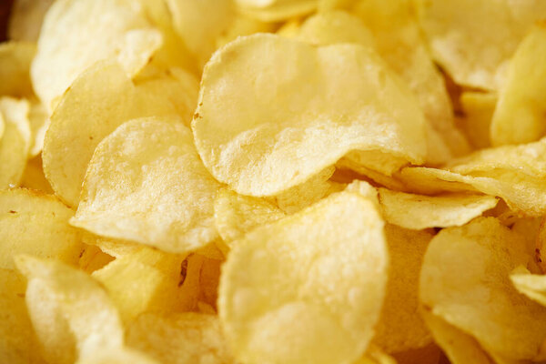Картофельные чипсы крупным планом
