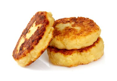 süzme peynir krepleri beyaza izole edilmiş.