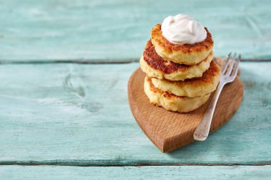 ahşap yüzeyde süzme peynir krepleri