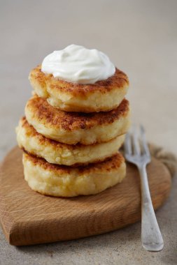 Granit yüzeyde süzme peynir krepleri