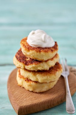 ahşap yüzeyde süzme peynir krepleri