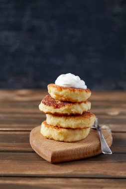 ahşap yüzeyde süzme peynir krepleri