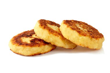 süzme peynir krepleri beyaza izole edilmiş.